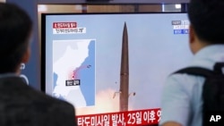 人们在韩国首尔火车站的一个电视屏幕上观看朝鲜发射弹道导弹 （7月31号摄）