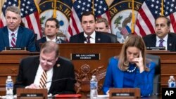 美国国会众议院美国和中国共产党战略竞争特设委员会2023年2月28日召开首场听证会，委员会主席、共和党联邦众议员迈克·加拉格尔（图中）主持。