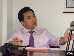 高光俊，纽约执业律师 (美国之音方冰拍摄)