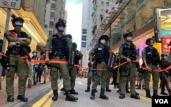 香港警方10月1日在銅鑼灣一帶部署上千警力，記協義務觀察員呂秉權批評，警方在沒有混亂的情況下，仍多次拉起封鎖線，對記者工作造成不便，而且未有遵守承諾讓”認可”傳媒進入封鎖區採訪。(美國之音湯惠芸)