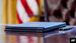 雷根開啟了美國卸任總統留下便條給繼任者的傳統，如今拜登在收過特朗普的便條後，會否又留下便簽給特朗普，引起外界關注。