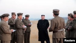 金正恩視察新開發的戰術武器試驗（北韓朝中社照片）