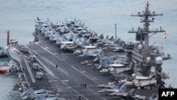 ກຳປັ່ນບັນທຸກເຮືອບິນ USS Carl Vinson ຂອງສະຫະລັດ ເດີນທາງເຖິງຖານທັບເຮືອເກົາຫຼີໃຕ້ ໃນລະຫວ່າງການຢ້ຽມຢາມທ່າເຮືອ Busan ທາງພາກຕາເວັນອອກສຽງໃຕ້ ຂອງນະຄອນ Busan ໃນວັນທີ 2 ມີນາ 2025.