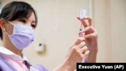台灣行政院發布的照片​​顯示一名台灣醫護人員正在準備註射阿斯利康新冠疫苗。 （2021年3月22日）