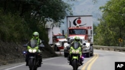 哥倫比亞警察護送兩輛載有美國人道救援物資的大卡車前往哥倫比亞與委內瑞拉的邊境。(2019年2月7日)