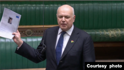 英國下議院議員，保守黨前黨魁施志安（Iain Duncan Smith，又譯史密斯）3月4日在下議院會議上展示了針對鍾翰林的信件。(照片來源：英國國會 / UK Parliament)