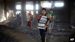 8月9日巴勒斯坦人在以色列击中的加沙清真寺里搬书