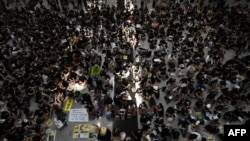 星期五（8月9日），近千名身着黑衣的示威者再度占领香港国际机场，计划接连三天在这里示威。