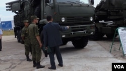 俄羅斯仍然主宰中亞安全領域。2014年莫斯科郊外的一個武器展上，哈薩克代表團成員了解俄羅斯武器性能。（美國之音記者白樺拍攝）