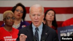 民主党总统参选人、前副总统拜登在俄亥俄州哥伦布竞选，谈论枪支暴力问题。(2020年3月10日)