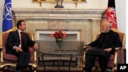  阿富汗總統卡爾扎伊(右)星期四在喀布爾與北約秘書長拉斯穆森(左)會晤