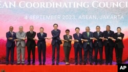 ບັນດາຜູ້ຕາງໜ້າຈັບມືກັນສຳລັບການຖ່າຍຮູບຮ່ວມເປັນກຸ່ມ ໃນລະຫວ່າງ ກອງປະຊຸມຄະນະປະສານງານຂອງສະມາຄົມບັນດາປະເທດເອເຊຍຕາເວັນອອກສຽງໃຕ້ ຄັ້ງທີ 34, ກ່ອນໜ້າກອງປະຊຸມສຸດຍອດຂອງອາຊຽນ, ຢູ່ສຳນັກງານເລຂາທິການຂອງອາຊຽນ ໃນນະຄອນຫຼວງຈາກາຕາ ຂອງອິນໂດເນເຊຍ, ວັນທີ 4 ກັນຍາ 2023.