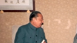 习仲勋文革后恢复名誉重返北京工作期间会见客人时留影（Reuters）