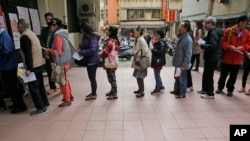 台湾民众2016年1月16日在台北一个投票站排队等候投票
