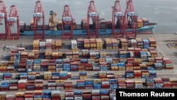 在新冠(COVID-19)大流行的情況下，長灘港-洛杉磯港的集裝箱碼頭從船上卸下運輸集裝箱(資料照片)