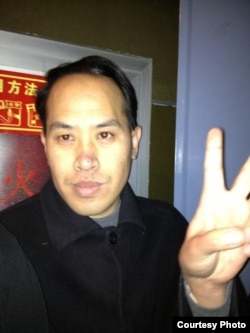 揮拳打李承鵬的山東律師尹國明(網友微博圖片/五岳散人)