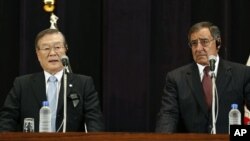 美國國防部長帕內塔(右)和日本防衛大臣森本敏星期一在東京舉行聯合新聞發佈會