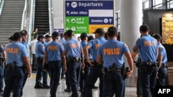 Полицейские собираются в ожидании прибытия бывшего президента Филиппин Родриго Дутерте в международный аэропорт имени Ниноя Акино в Пасае, Манила, 11 марта 2025 года.