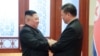 (ພາບ​ໃນ​ແຟມ) ທ່ານ Kim Jong Un, ຜູ້​ນຳ​ເກົາຫຼີ​ເໜືອ​ພົບ​ກັຍ ປະ​ທານ​ປະ​ເທດ​ຈີນ, ທ່ານ​ສີ ຈິ້ນ​ຜິງ, ໃນ​ນະ​ຄອນ​ຫລວງ​ປັກ​ກິ່ງຂອງ​ຈີນ (ພາບ​ເອົາ​ມາ​ພິມເຜີຍ​ແຜ່ ໂດຍ​ອົງ​ການ​ຂ່າວ​ສູນ​ກາງ​ຂອງ​ເຫົາ​ຫລີ​ເໜືອ, ວັນ​ທີ 10 ມັງ​ກອນ, 2019.