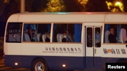 美國氣候特使約翰·克里一行乘坐麵包車抵達上海的下榻酒店。（2021年4月14日）