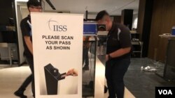 工程人员对香格里拉对话会安检设备做测试（美国之音黎堡2019年5月30日摄）