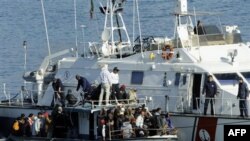 Корабль Береговой охраны Италии перехватил у острова Лампедуза судно с нелагальными иммигрантами из Северной Африки. 13 февраля 2011 года
