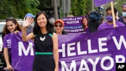 资料照片：波士顿市长候选人、市议员吴弭参加波士顿罗克斯伯里居民区的“罗克斯伯里团结游行”并向人群挥手。(2021年7月18日)