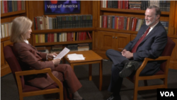 助理国务卿纳吉（右）2018年10月19日接受VOA专访