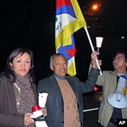 藏人曲邓( 左)汉人刘因全(中)