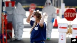 南卡醫科大學的一位工作人員調整口罩。(2020年3月13日)