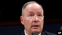 美国国安局局长亚历山大2013年10月29日到美国国会出席众议院特别情报委员会举行的听证会。