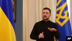 烏克蘭總統澤連斯基2025年2月26日在烏克蘭基輔舉行的記者會上致詞。