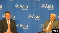 美國國防部副部長艾希頓卡特(左)談美國再平衡亞洲戰略