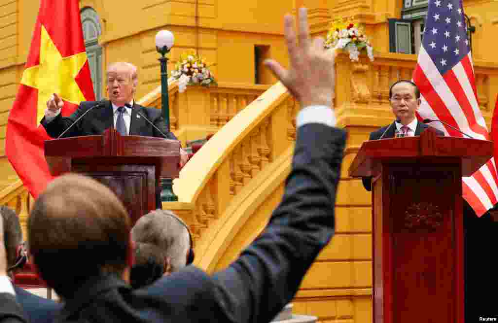 美国总统川普与越南国家主席陈大光在河内的记者会上（2017年11月12日）。