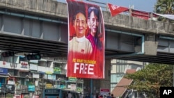 昂山素姬和溫敏的畫像被懸掛在仰光一個交通路口。 （2021年2月16日）