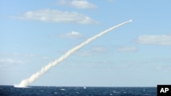 2013年2月14日韩国国防部发放的演习照片，显示一艘潜艇发射海对陆的巡航导弹景象。