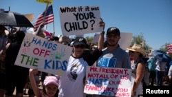 在德克薩斯州示威者參與抗議美國最近的一項移民政策,無證移民進入美國時，將孩子與家人分開。