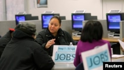 舊金山就業中心的工作人員為找工作的人提供諮詢