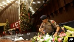 圣诞除夕印尼一名警察在雅加达救世主大教堂搜查可疑物品