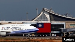 台灣中華航空公司一架波音747客機正在台北桃園機場起飛。（2018年8月6日）