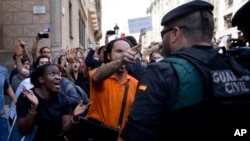 西班牙巴塞罗那示威者9月20日试图阻止泽维尔·普伊格坐的车。普伊格当天被捕，此前他是加泰罗尼亚自治政府外部事务、机构关系与透明办公室的资深人员。