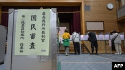 日本星期日舉行眾議院大選，自民黨及其盟友公明黨可能失去國會多數席位，這將給新首相石破茂帶來嚴重打擊。(法新社：2024年10月27日)