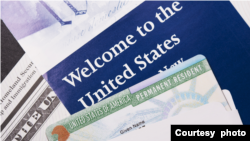 دارنده گرین‌کارت اجازه قانونی اقامت دایم در ایالات متحده را دارا می‌باشد.