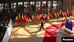 歐盟外交政策主管何塞普·博雷利（Josep Borrell）抵達歐盟高峰會會場。針對俄羅斯入侵烏克蘭， 歐盟領導人商討對俄製裁。 （2022年5月31日）