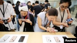 2018年9月21日，上海的蘋果公司辦公室對媒體展示新產品，人們體驗新的Apple iPhone XS和iPhone XS Max。