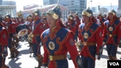 烏蘭巴托街頭的蒙古軍樂隊。