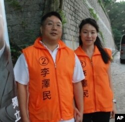 香港區議會選舉候選人李澤民(左)與太太一起進行競選工作