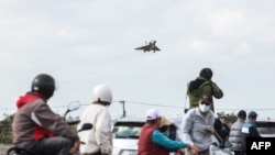 台湾国防部披露解放军大规模海上部署。一架台湾幻影2000战机准备在新竹一个空军基地降落。（2024年12月10日）