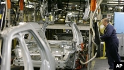 工人在製造汽車