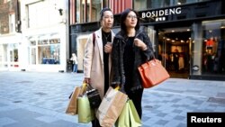 中國遊客在海外掃貨。（資料圖）